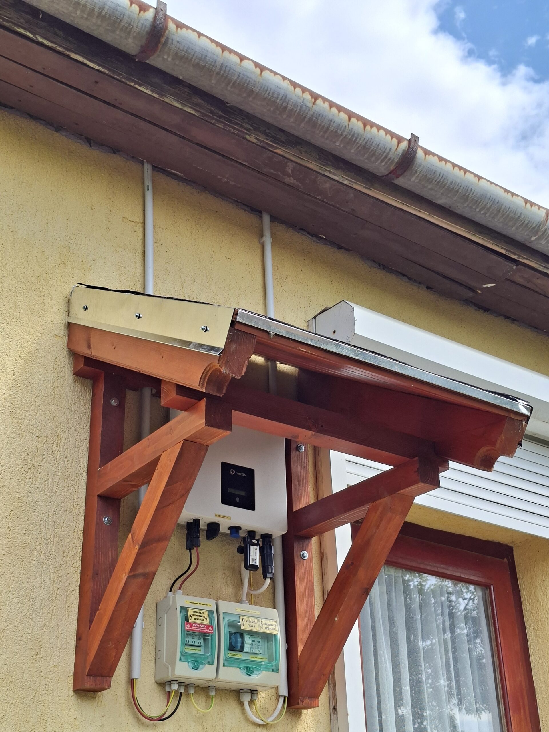 Elektromos berendezéseket takaró fa tető Szeged