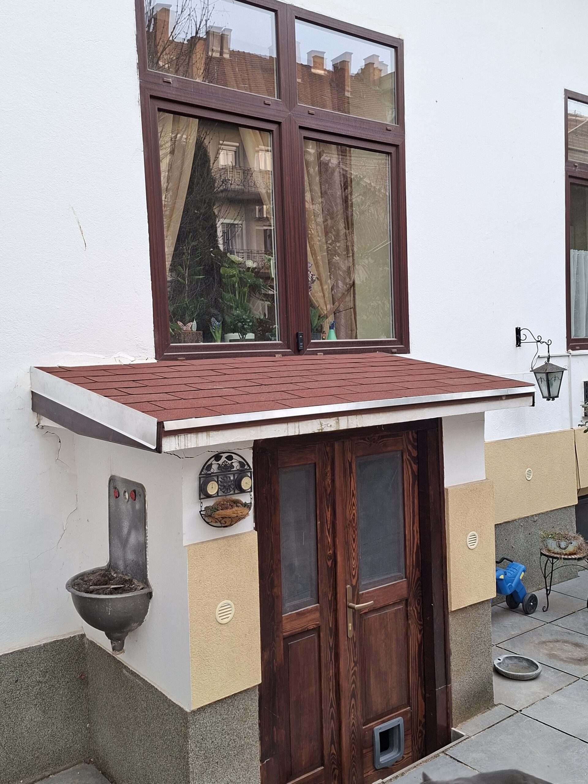 Egyedi fa tető pincelejáróra Szeged